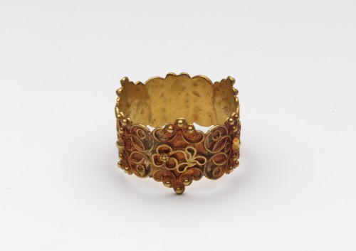 Gouden ring voorzien van filigrain versiering